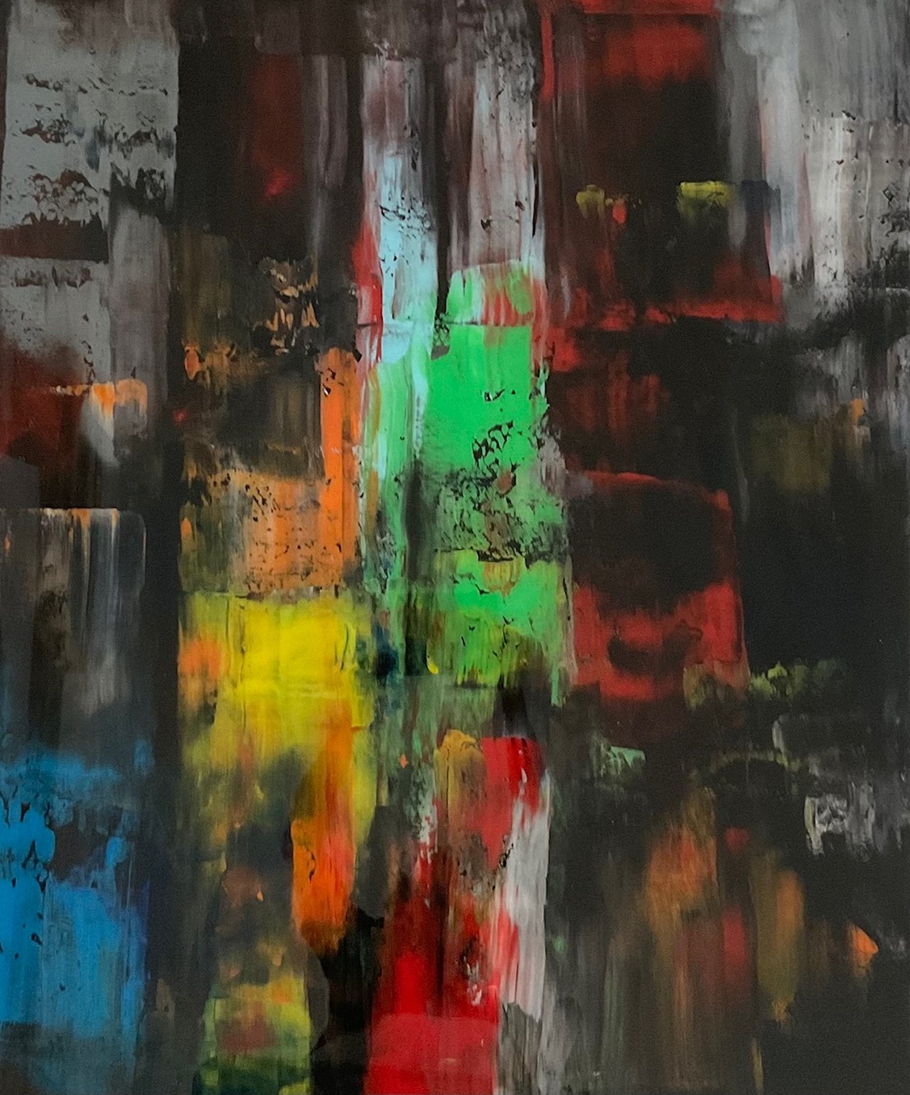 Abstraktes Gemälde mit breiten, vertikalen Pinselstrichen in leuchtendem Grün, Gelb, Rot, Orange und Blau auf dunklem Hintergrund.